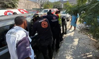 De acuerdo con el reporte de Protección Civil de Monterrey, la madre explicó que bajó por unos segundos de la unidad tipo Jeep, momento en el que los seguros se activaron automáticamente, impidiéndole volver a ingresar