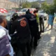De acuerdo con el reporte de Protección Civil de Monterrey, la madre explicó que bajó por unos segundos de la unidad tipo Jeep, momento en el que los seguros se activaron automáticamente, impidiéndole volver a ingresar