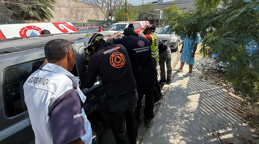 De acuerdo con el reporte de Protección Civil de Monterrey, la madre explicó que bajó por unos segundos de la unidad tipo Jeep, momento en el que los seguros se activaron automáticamente, impidiéndole volver a ingresar