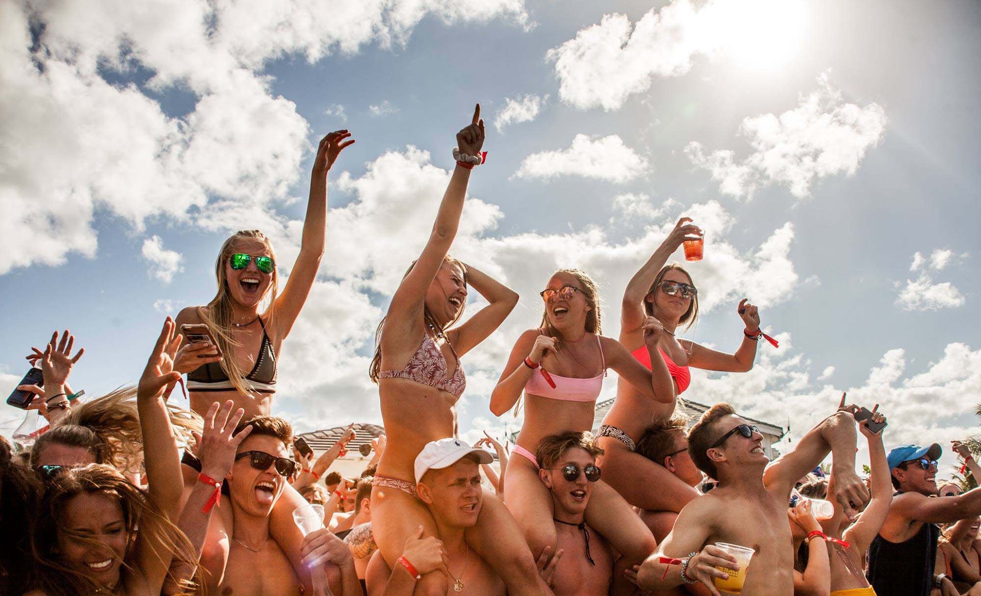 Las vacaciones de primavera, que se celebran entre mediados y finales de marzo, suelen atraer a miles de jóvenes a playas mexicanas.