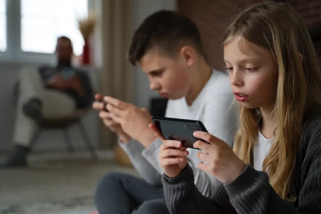 El caso también involucra a plataformas como TikTok y Snapchat, que previamente alcanzaron acuerdos fuera de juicio, en un contexto de creciente presión legal sobre la industria por sus prácticas y su impacto en los usuarios más jóvenes.