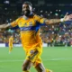 Cuando el encuentro parecía complicarse, Tigres encontró el tanto definitivo en tiempo de compensación.