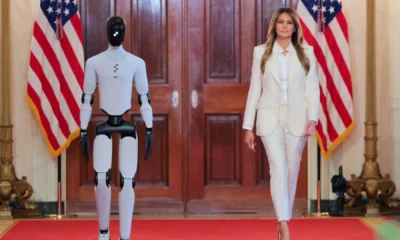 El robot, capaz de interactuar y comunicarse, fue mostrado como ejemplo del potencial de la IA en entornos formativos.