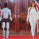 El robot, capaz de interactuar y comunicarse, fue mostrado como ejemplo del potencial de la IA en entornos formativos.