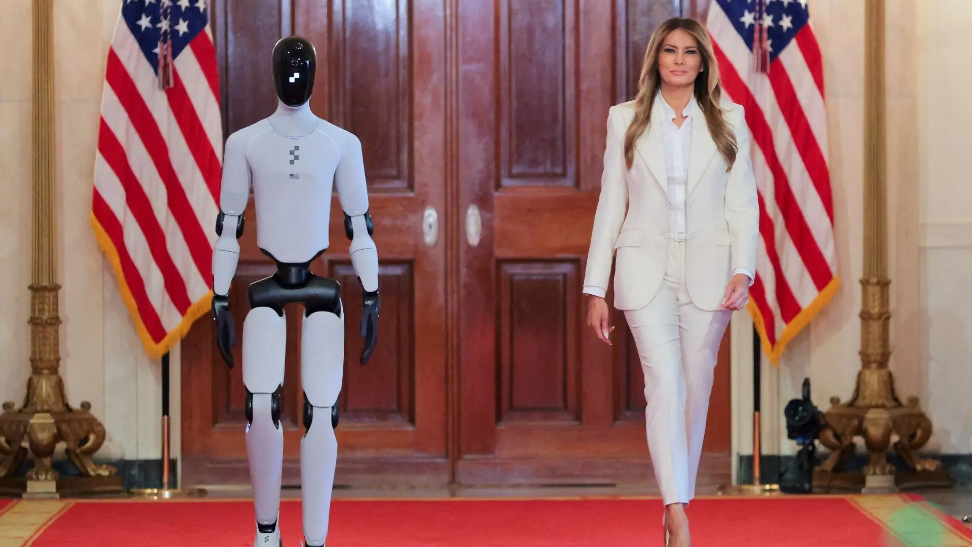 El robot, capaz de interactuar y comunicarse, fue mostrado como ejemplo del potencial de la IA en entornos formativos.
