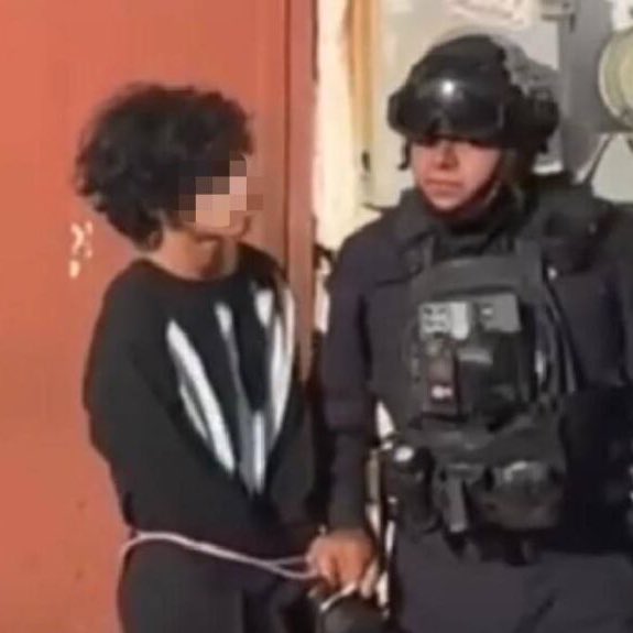 Según la información difundida, el agresor sería un joven de 15 años que ingresó al plantel con un rifle y abrió fuego contra las docentes.