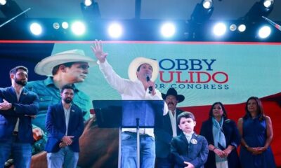 En noviembre se enfrentará a la actual congresista republicana Mónica De La Cruz, quien actualmente ocupa el escaño.