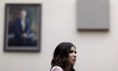 La funcionaria compareció esta semana ante el Capitolio en una audiencia tensa en la que defendió la política de deportaciones masivas impulsada por Trump