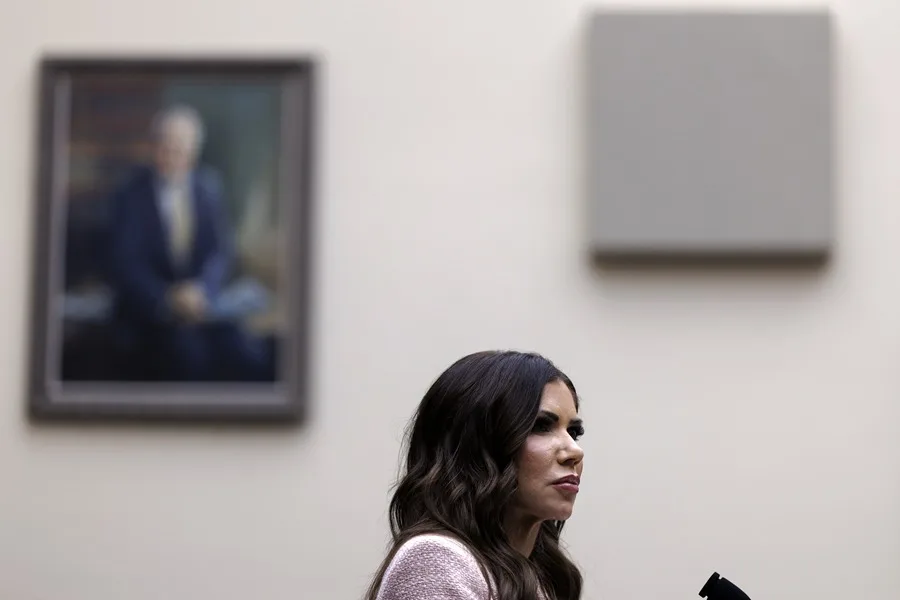 La funcionaria compareció esta semana ante el Capitolio en una audiencia tensa en la que defendió la política de deportaciones masivas impulsada por Trump