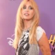 Uno de los momentos más destacados es la participación de Billy Ray Cyrus, quien interpretó a su padre en la serie, así como la aparición especial de Selena Gomez, cuya presencia ha sido celebrada por los fans.