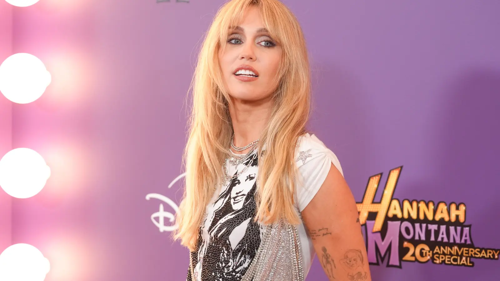 Uno de los momentos más destacados es la participación de Billy Ray Cyrus, quien interpretó a su padre en la serie, así como la aparición especial de Selena Gomez, cuya presencia ha sido celebrada por los fans.