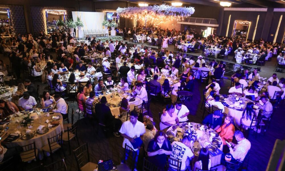 Durante la ceremonia, el alcalde destacó que legalizar la unión de las parejas contribuye a consolidar familias más sólidas y a fomentar el desarrollo social en la comunidad