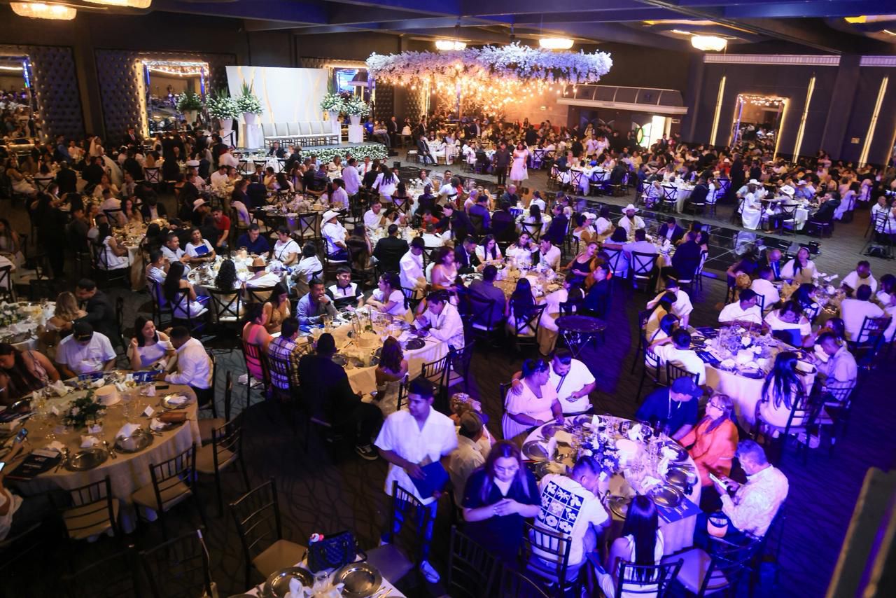 Durante la ceremonia, el alcalde destacó que legalizar la unión de las parejas contribuye a consolidar familias más sólidas y a fomentar el desarrollo social en la comunidad