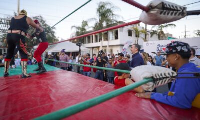 Durante la feria de servicios se ofrecieron trámites de Patrimonio Seguro, asesorías jurídicas, entrega de Tarjetas Regia Plus, registro para Regio Ruta, bolsa de empleo, vacunación por parte del DIF y atención a mascotas
