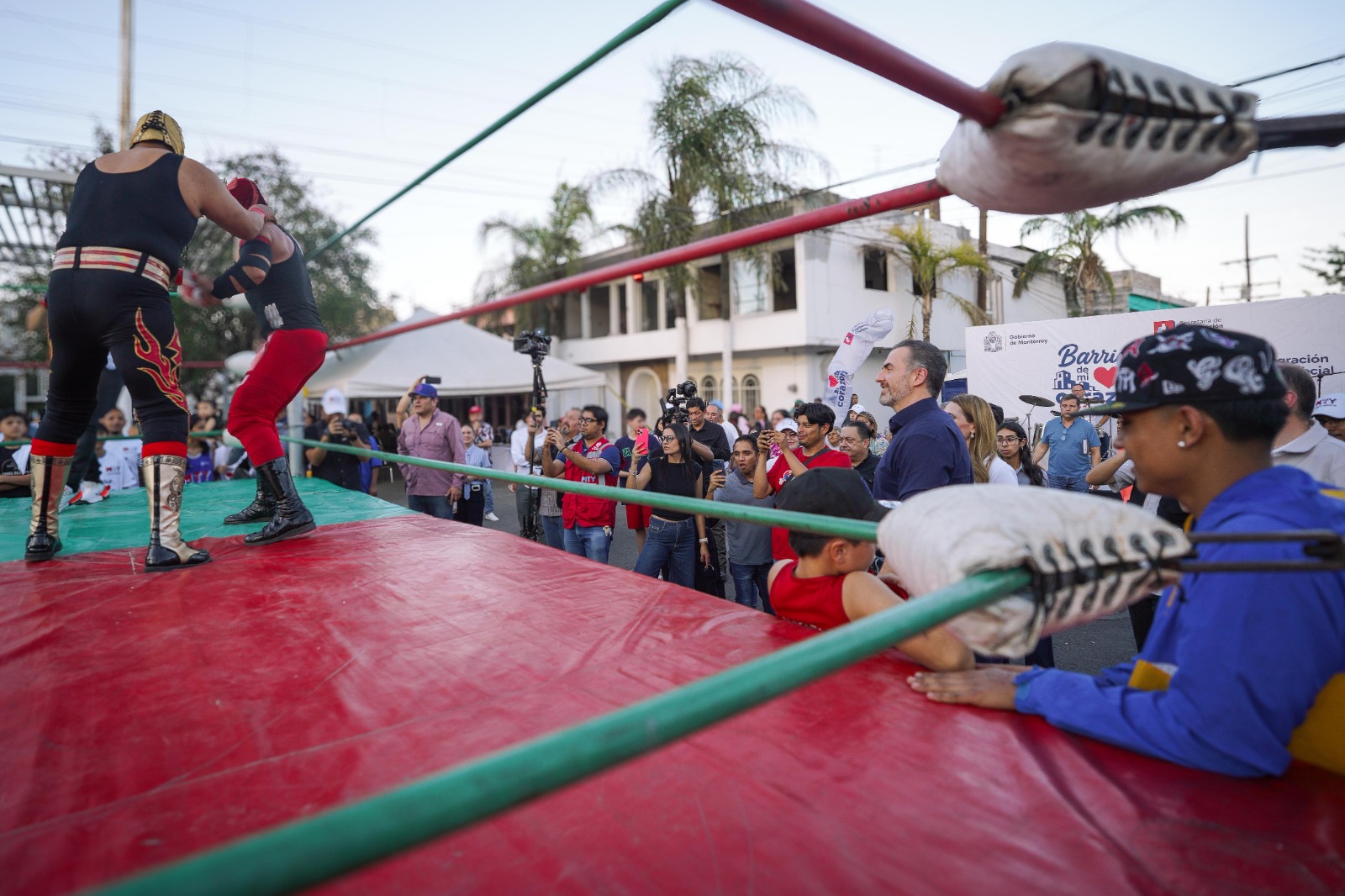 Durante la feria de servicios se ofrecieron trámites de Patrimonio Seguro, asesorías jurídicas, entrega de Tarjetas Regia Plus, registro para Regio Ruta, bolsa de empleo, vacunación por parte del DIF y atención a mascotas