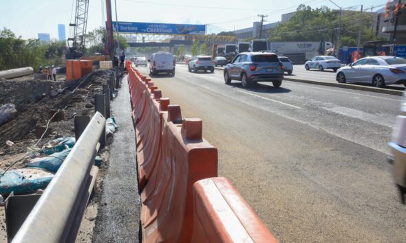 Para el alcalde Adrián de la Garza se pudieron haber evitado al menos cuatro, de los seis días que estuvo cerrado el carril de haberse reparado de manera correcta desde el principio.