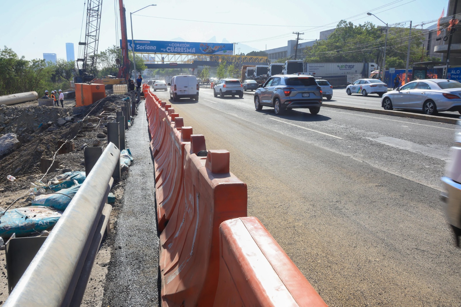 Para el alcalde Adrián de la Garza se pudieron haber evitado al menos cuatro, de los seis días que estuvo cerrado el carril de haberse reparado de manera correcta desde el principio.