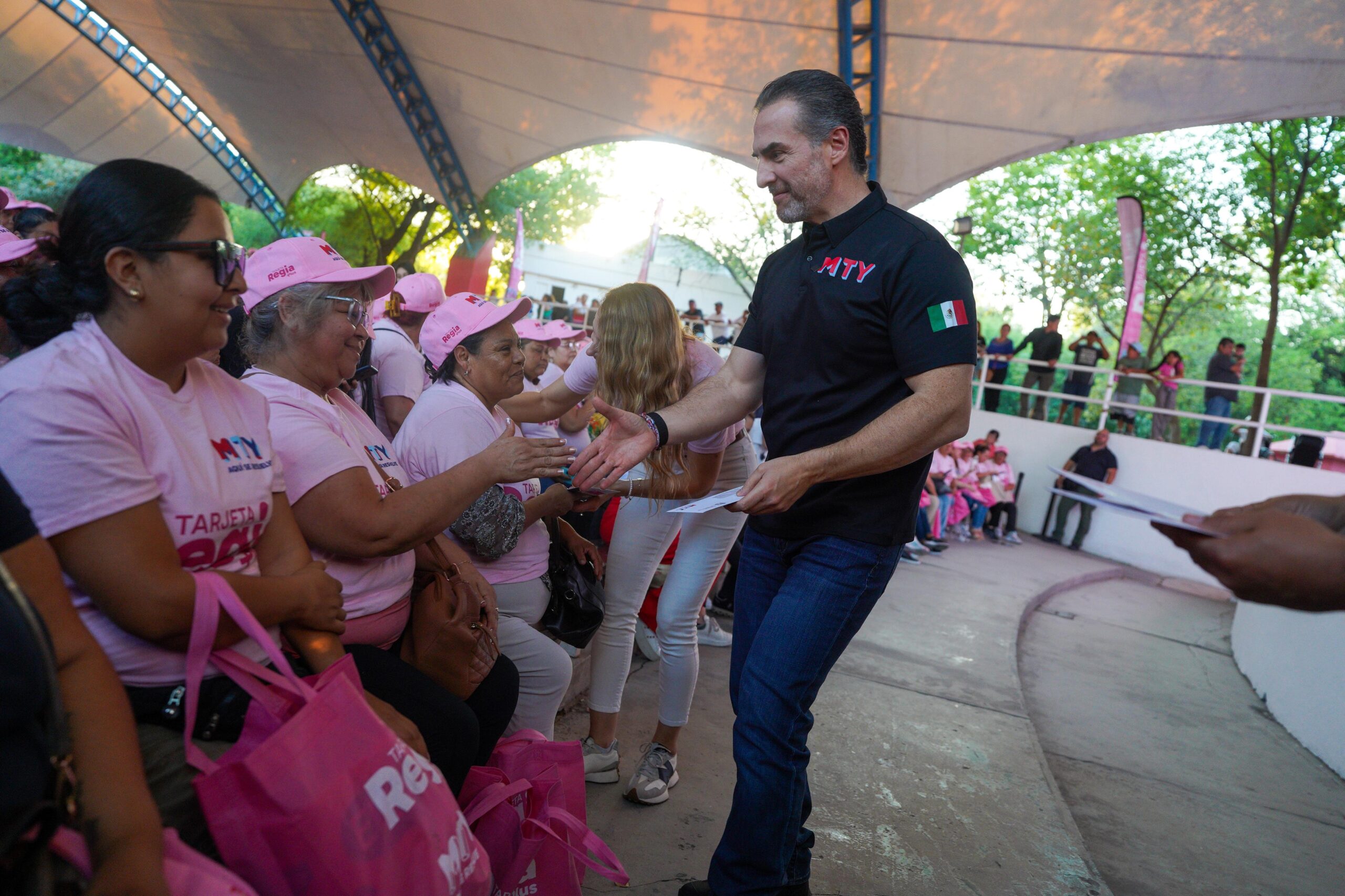 El gobierno municipal reiteró que la Tarjeta Regia Plus busca mejorar la calidad de vida de mujeres en situación vulnerable, promoviendo la inclusión social y brindando herramientas para su desarrollo integral