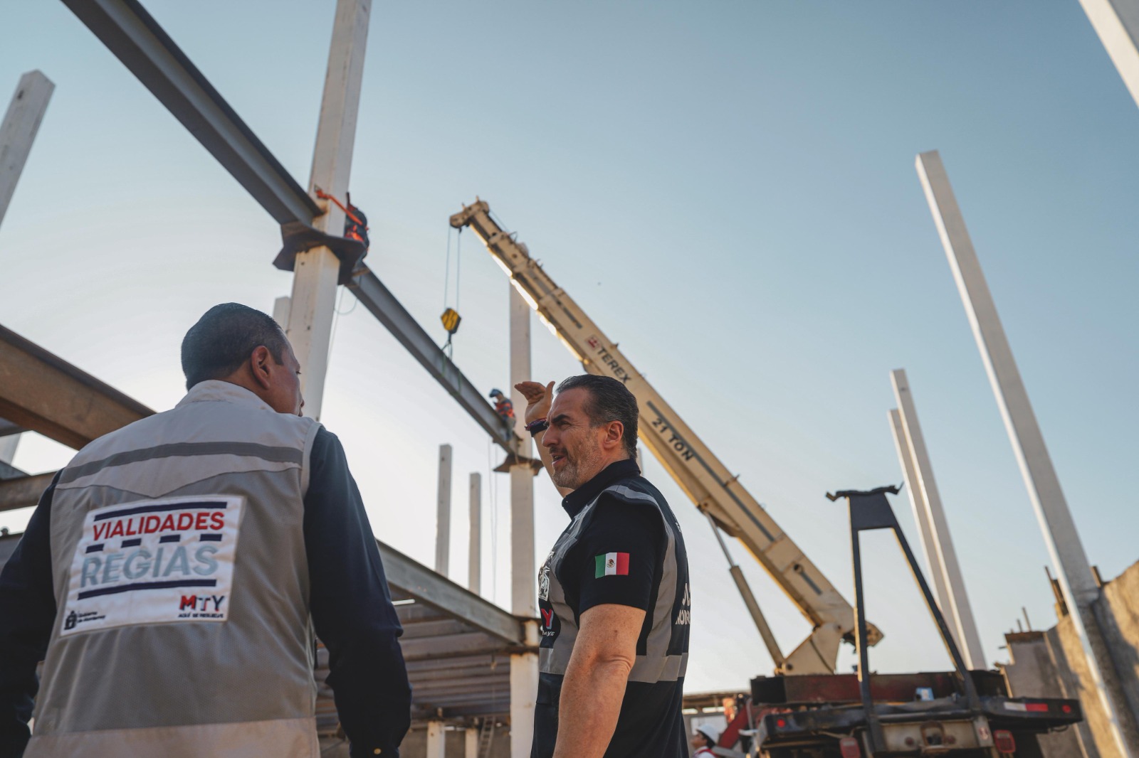 La obra contempla una inversión superior a los 200 millones de pesos y se desarrolla en un terreno de 7 mil metros cuadrados, con una construcción de 3 mil metros cuadrados que permitirá integrar tecnología y servicios para mejorar la vigilancia.