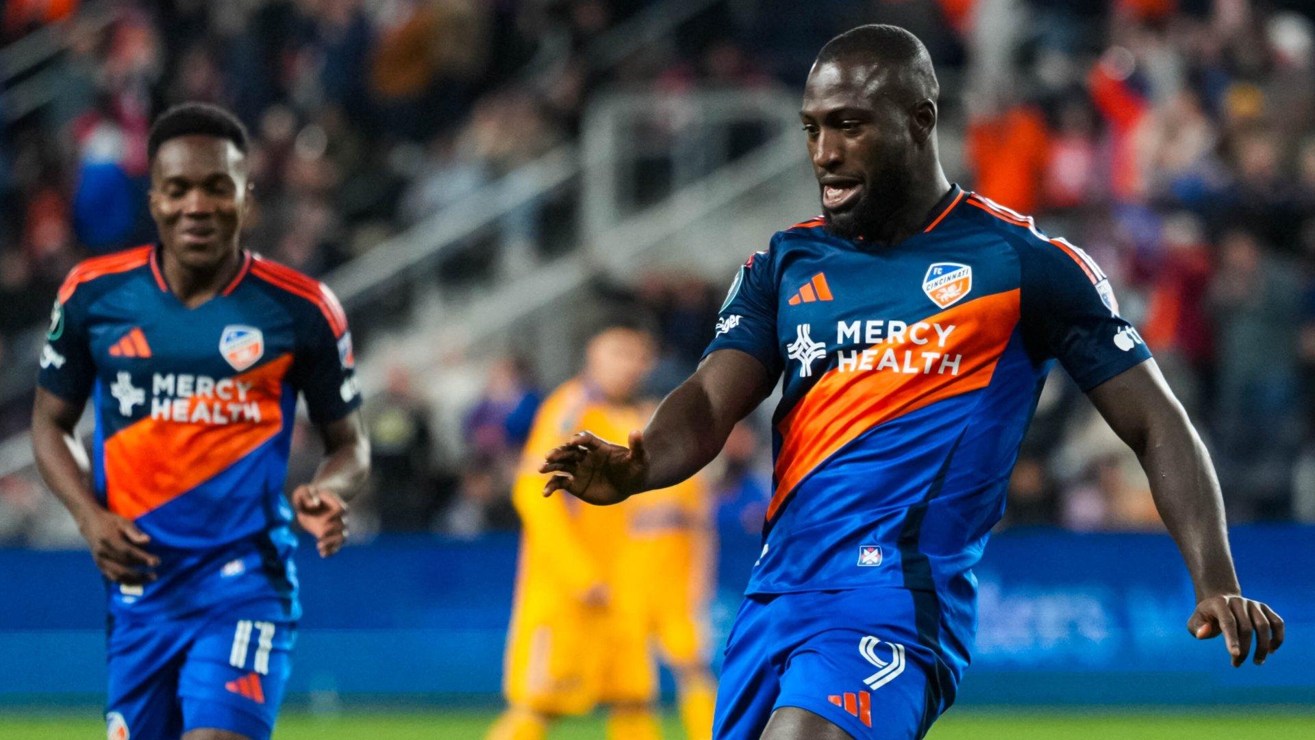 Durante la primera mitad, Tigres intentó reaccionar con aproximaciones de Ángel Correa y Juan Brunetta, mientras que Vladimir Loroña estuvo cerca de empatar con un remate que se estrelló en el poste.