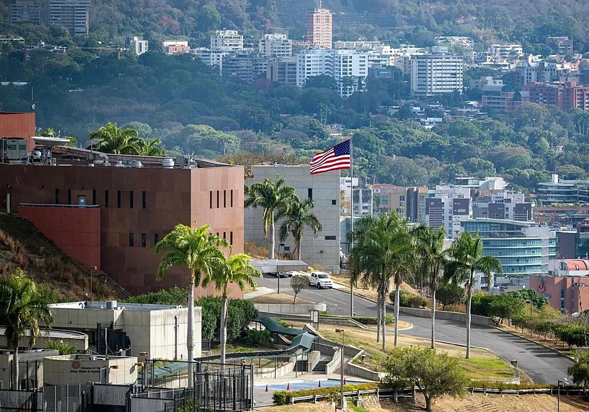 La sede diplomática había permanecido cerrada desde 2019, periodo en el que las funciones se operaban desde Bogotá, pero ahora retoma actividades en Caracas