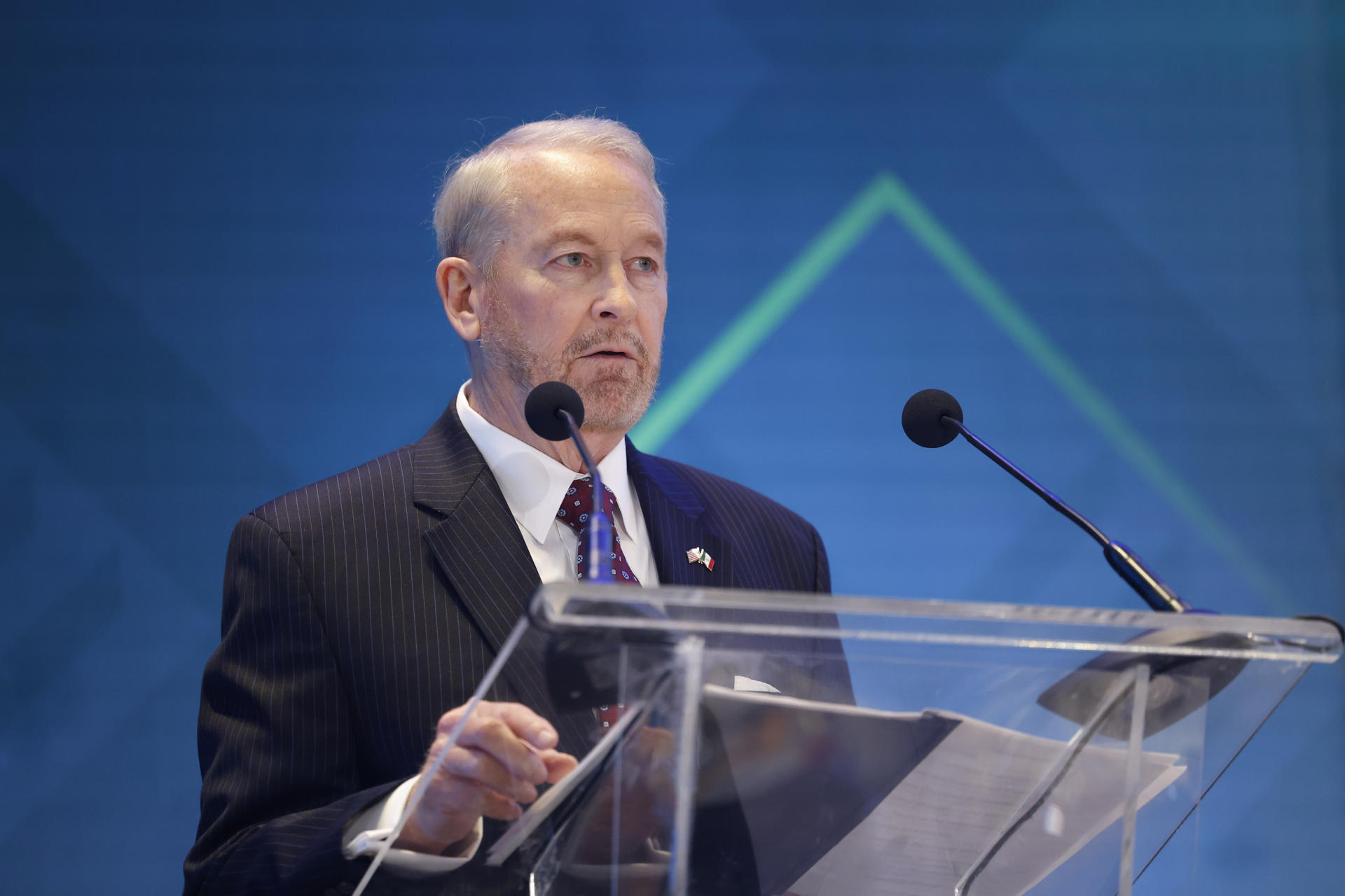 En el ámbito económico, el embajador destacó el inicio de la revisión del T-MEC como una oportunidad para profundizar la integración regional y fortalecer las cadenas de suministro en Norteamérica