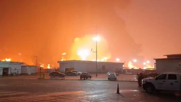 Petróleos Mexicanos informó que el fuego fue controlado tras ser detectado alrededor de las 6:00 horas en un área de almacenamiento de hidrocarburos.
