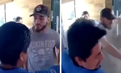 En la grabación se observa cómo el hombre se acerca para reclamarle, le arrebata una tableta electrónica y comienza a insultarlo mientras cuestiona por qué tomó la imagen.