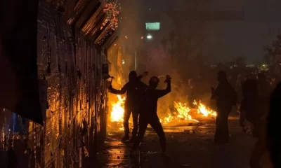 En medio de la protesta, algunas manifestantes prendieron fuego a carteles y pancartas frente a las vallas de protección que rodean el Palacio de Gobierno, lo que se convirtió en uno de los momentos más visibles de la jornada.