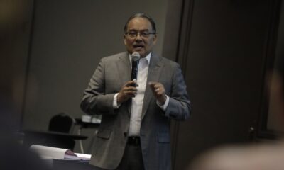 Entre las innovaciones presentadas destacó el programa “Permiso a la Confianza”, que permite a los inversionistas iniciar operaciones en un plazo de cuatro a cinco días mientras continúan los procesos legales correspondientes.