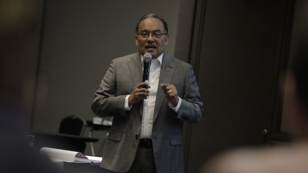 Entre las innovaciones presentadas destacó el programa “Permiso a la Confianza”, que permite a los inversionistas iniciar operaciones en un plazo de cuatro a cinco días mientras continúan los procesos legales correspondientes.