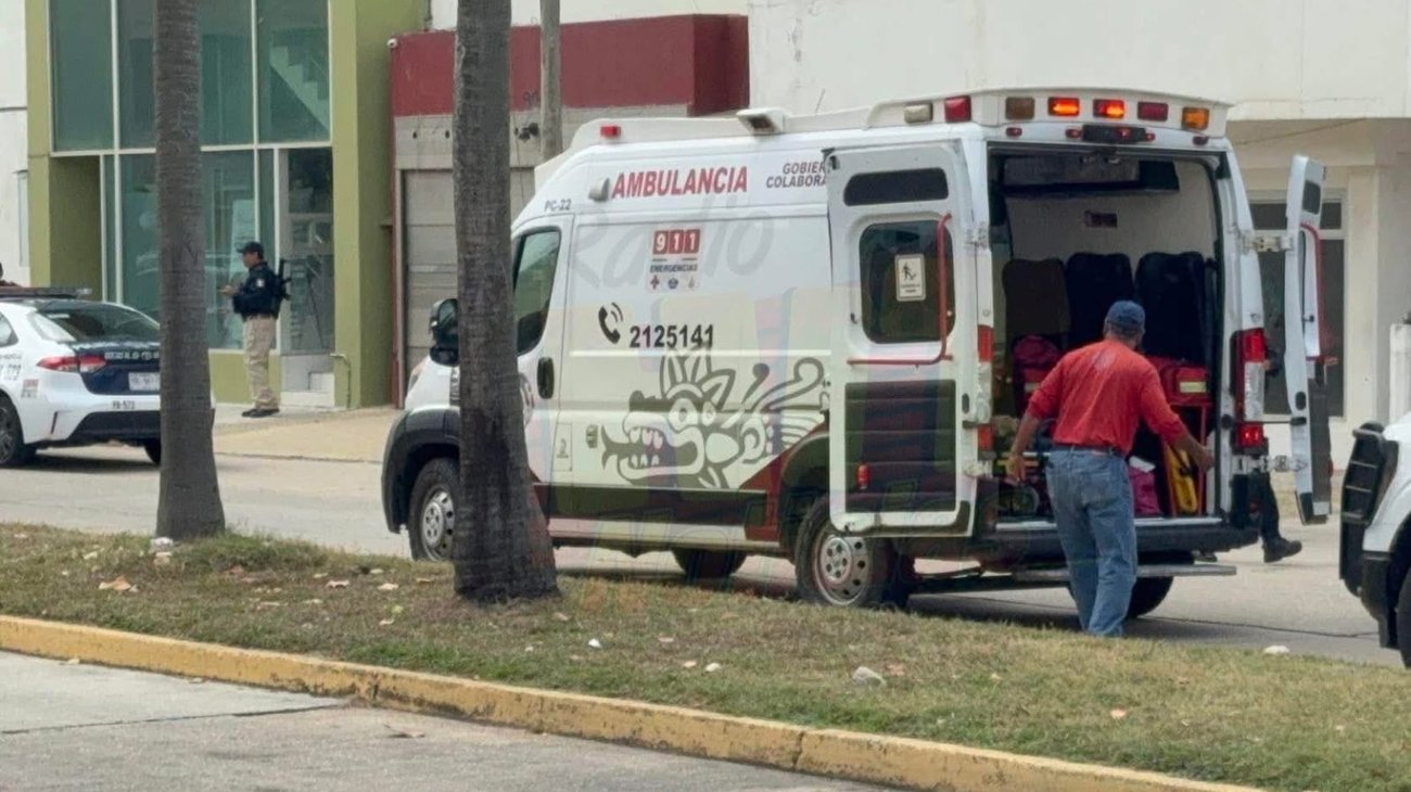 El ataque se registró en un inmueble situado sobre la avenida Lázaro Cárdenas del Río, entre Pedro Moreno y Abasolo, en la colonia María de la Piedad, a unos metros del malecón de la ciudad.