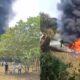 De manera preliminar, se reportó el rescate de al menos 20 militares con vida, quienes fueron trasladados para recibir atención médica.