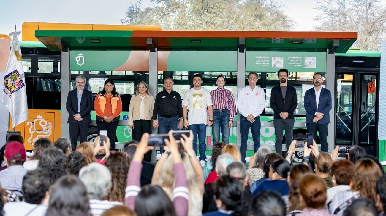 La entrega de las nuevas unidades se realizó en el estacionamiento del Estadio BBVA y fue encabezada por el gobernador Samuel García Sepúlveda