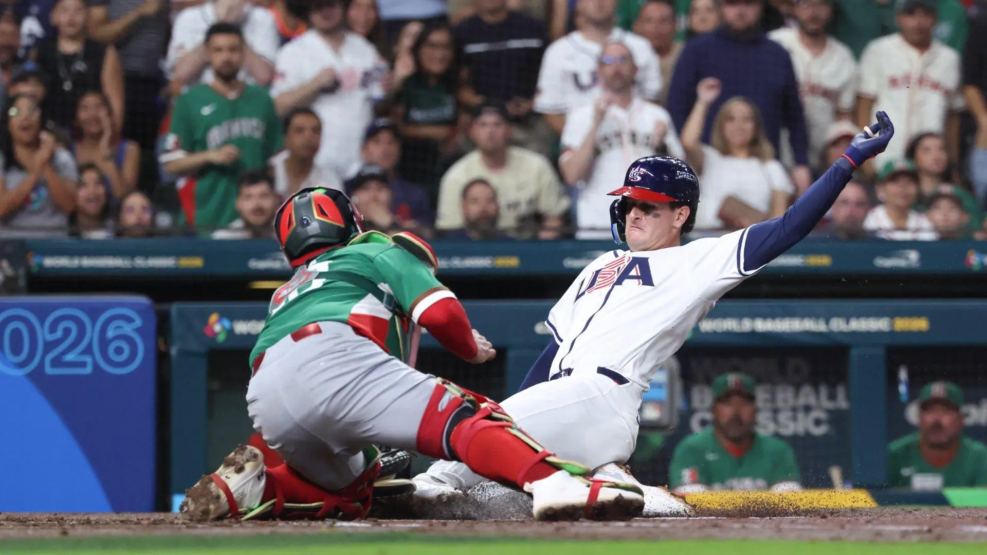 En videos difundidos en redes sociales se observa a varios seguidores de ambas selecciones intercambiando golpes y empujones, mientras otros asistentes intentaban separarlos.