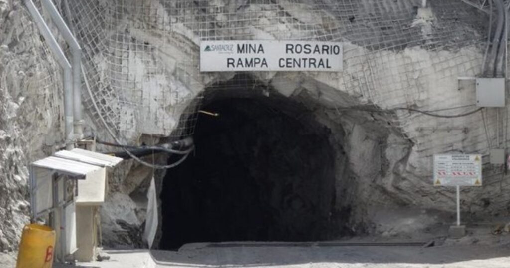 De acuerdo con reportes, en un inicio once mineros quedaron atrapados tras el colapso, sin embargo, durante las primeras maniobras lograron ser rescatados con vida siete de ellos.