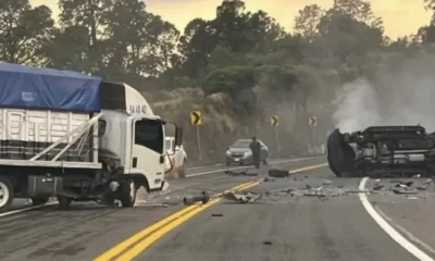 En redes sociales se difundieron imágenes y videos captados por automovilistas que pasaban por la zona, donde se observan restos de la carrocería de la camioneta tipo Suburban y el vehículo semivolcado tras el impacto.