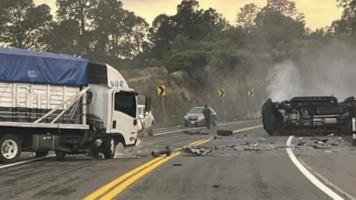 En redes sociales se difundieron imágenes y videos captados por automovilistas que pasaban por la zona, donde se observan restos de la carrocería de la camioneta tipo Suburban y el vehículo semivolcado tras el impacto.