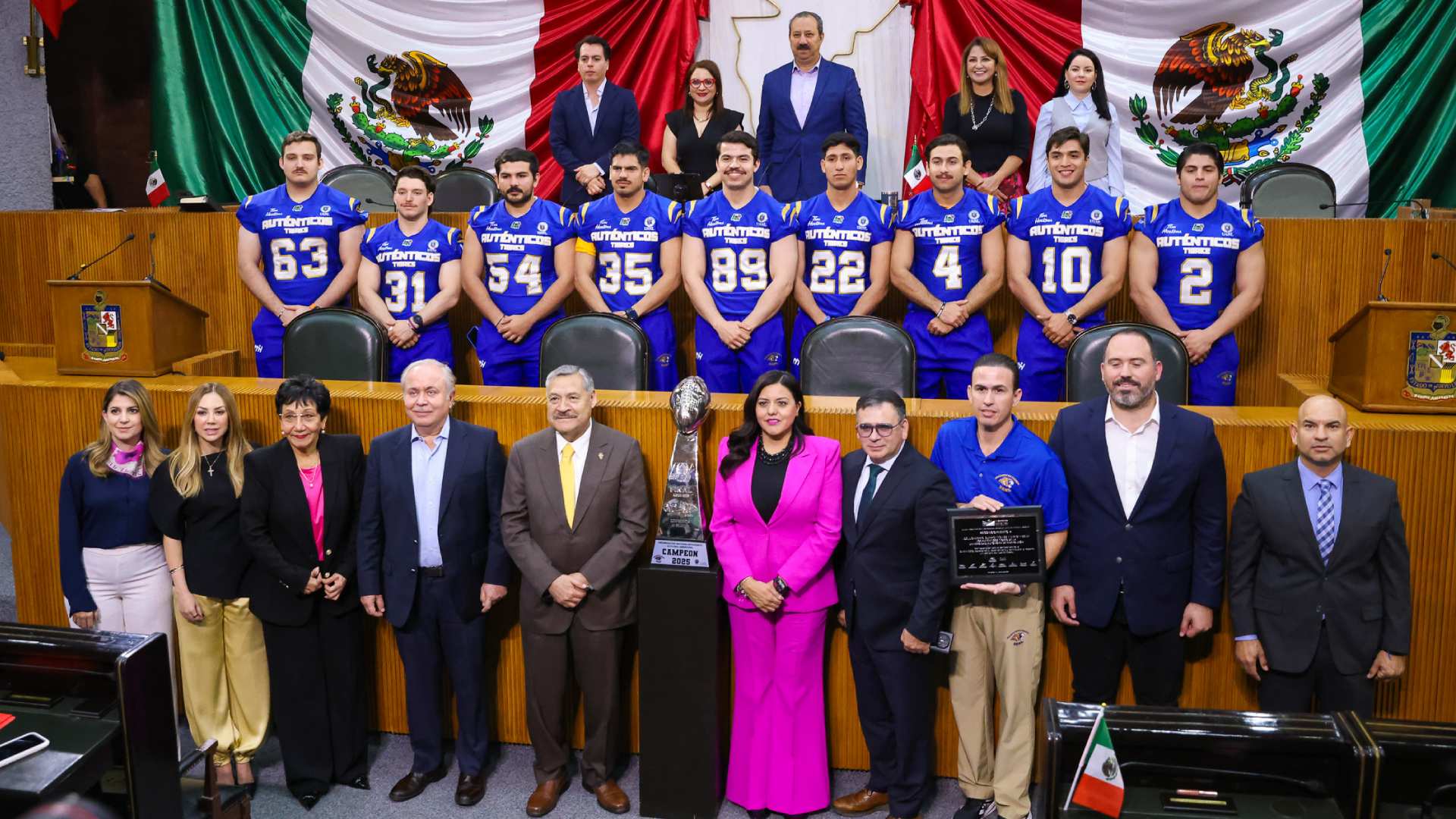 En la ceremonia estuvieron presentes el rector de la Universidad Autónoma de Nuevo León, Santos Guzmán López; el secretario general Mario Alberto Garza Castillo y el entrenador en jefe Juan Antonio Zamora Montemayor, además de jugadores y entrenadores del programa.