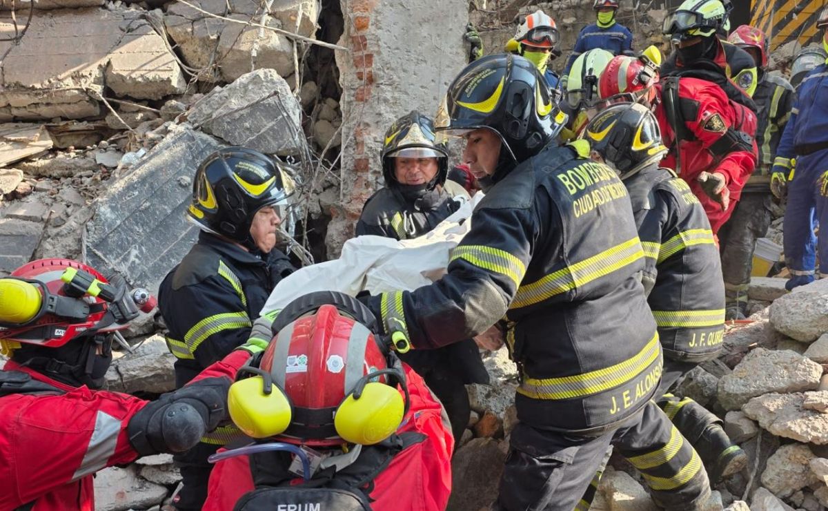 Tras el incidente, el Heroico Cuerpo de Bomberos activó su célula canina para localizar a tres trabajadores que habían sido reportados como desaparecidos.