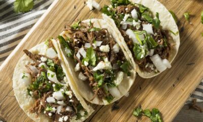 El taco, considerado un símbolo cultural de México, destaca por su versatilidad y variedad de sabores.