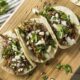 El taco, considerado un símbolo cultural de México, destaca por su versatilidad y variedad de sabores.