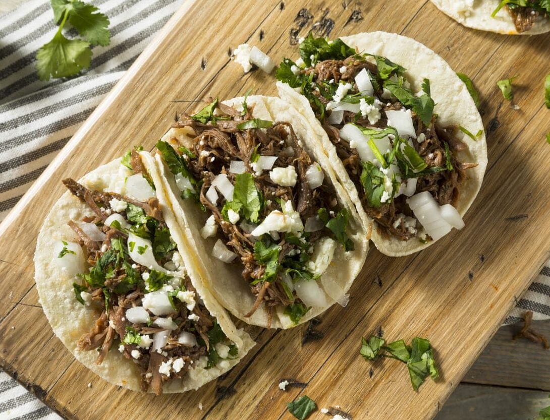 El taco, considerado un símbolo cultural de México, destaca por su versatilidad y variedad de sabores.