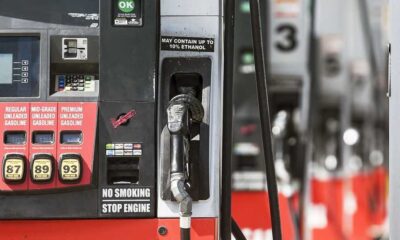 El impacto no se limita a la gasolina. El diésel también registra presiones al alza, con un promedio de 5.58 dólares por galón, su nivel más alto en casi tres años