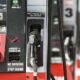 El impacto no se limita a la gasolina. El diésel también registra presiones al alza, con un promedio de 5.58 dólares por galón, su nivel más alto en casi tres años