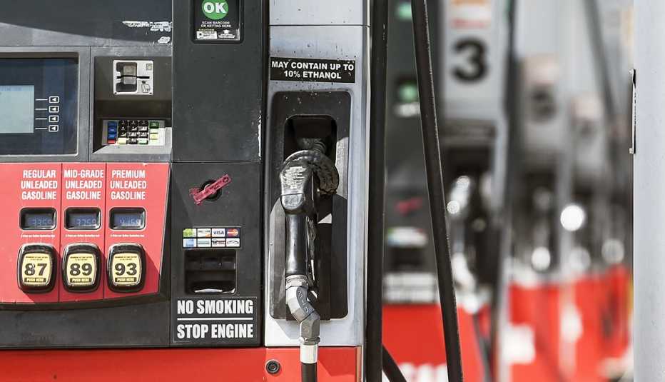 El impacto no se limita a la gasolina. El diésel también registra presiones al alza, con un promedio de 5.58 dólares por galón, su nivel más alto en casi tres años