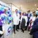 La atención inicia desde el nacimiento con protocolos como el tamizaje neonatal, realizado entre el tercer y quinto día para identificar hasta 35 enfermedades congénitas