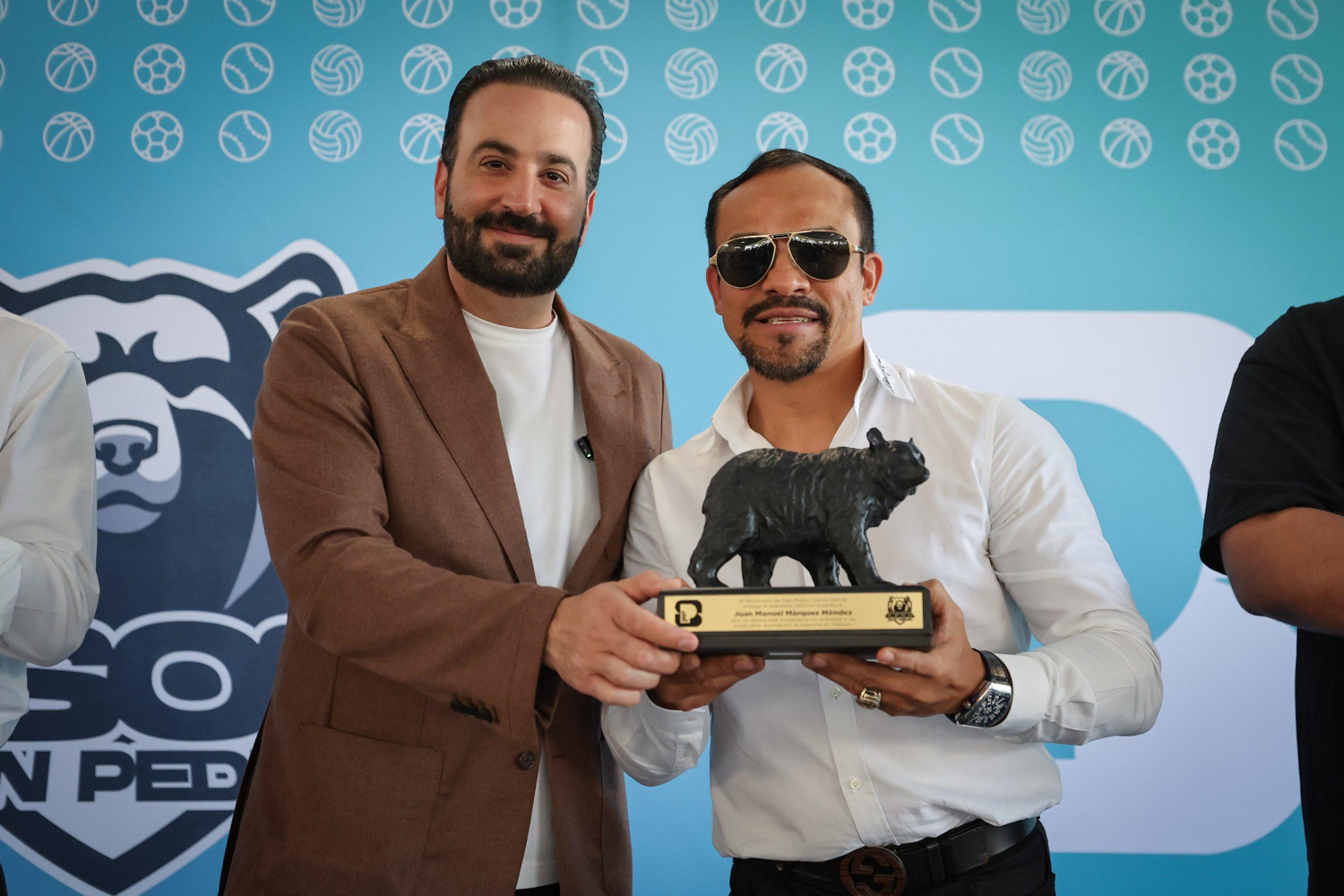 . Durante el encuentro, el ex pugilista compartió su experiencia en el boxeo profesional y alentó a los asistentes a perseguir sus sueños con disciplina, constancia y compromiso tanto en el deporte como en la escuela.