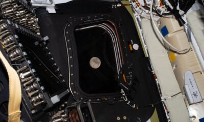 La llamada “cara oculta” de la Luna existe debido al fenómeno de la rotación sincrónica, que hace que el satélite tarde el mismo tiempo en girar sobre su eje que en orbitar la Tierra, mostrando siempre el mismo lado hacia nuestro planeta.