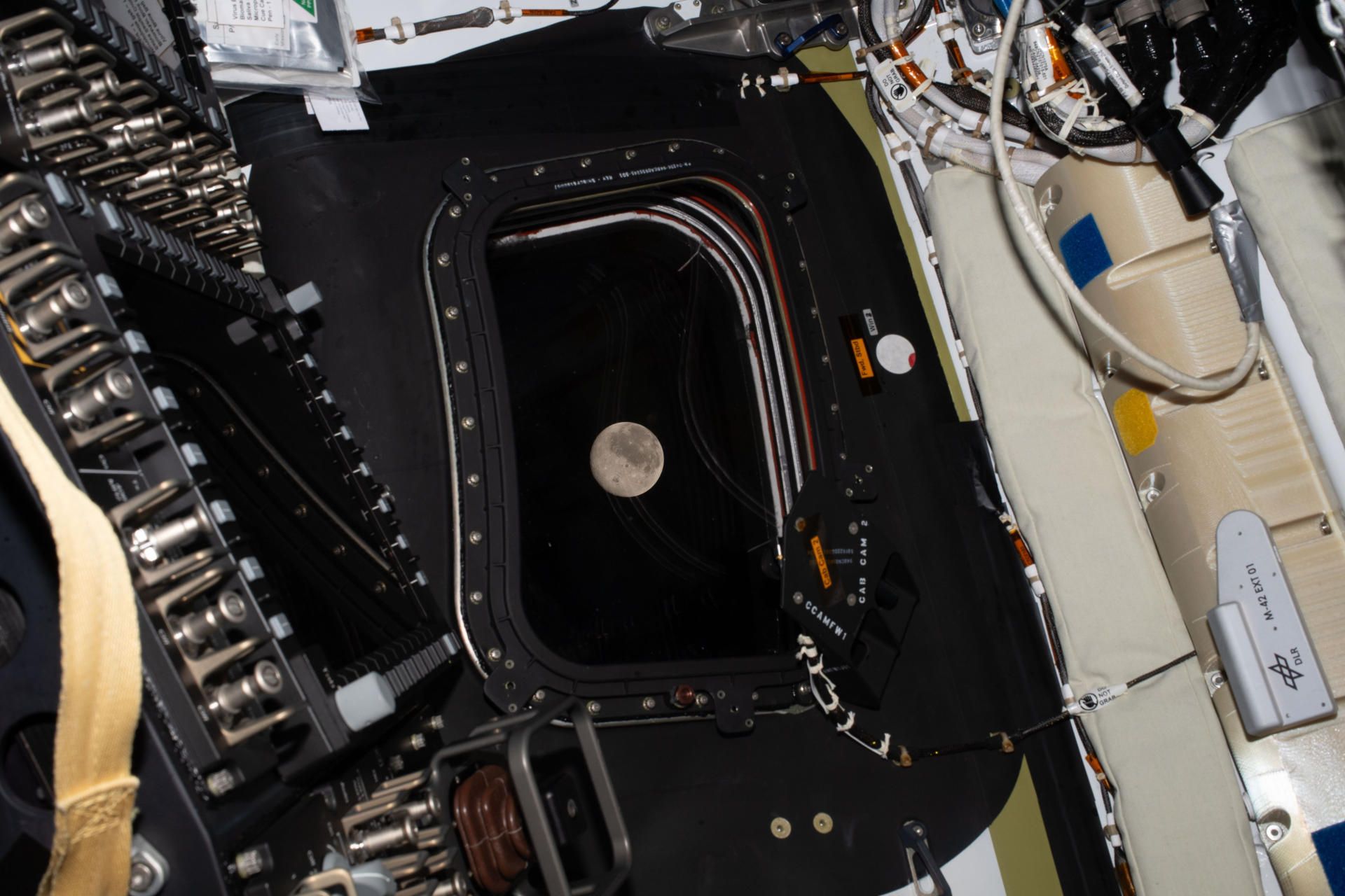 La llamada “cara oculta” de la Luna existe debido al fenómeno de la rotación sincrónica, que hace que el satélite tarde el mismo tiempo en girar sobre su eje que en orbitar la Tierra, mostrando siempre el mismo lado hacia nuestro planeta.